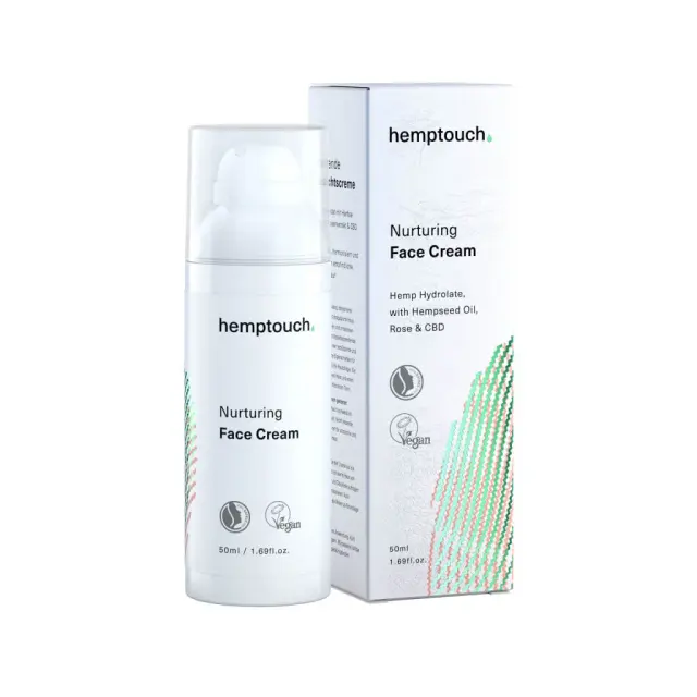 Een fles Voedende gezichtscrème met CBD van Hemptouch naast de verpakking, beide geëtiketteerd en met de nadruk op hun veganistische en natuurlijke ingrediënten.