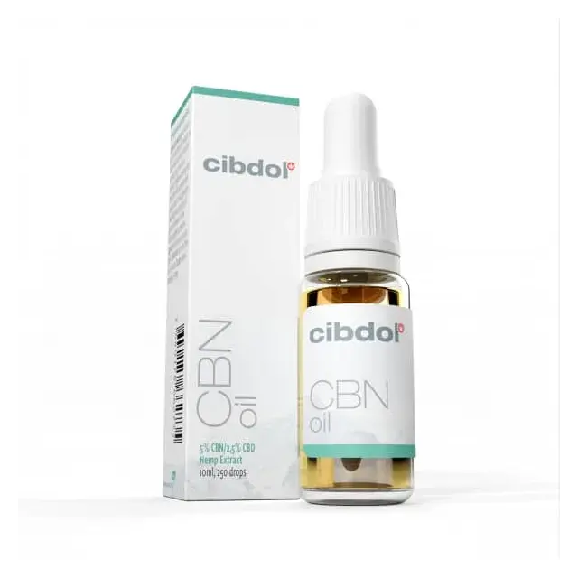 Een flesje Cibdol - 5% CBN en 2,5% CBD olie (10 ml) naast de verpakking op een witte achtergrond.
