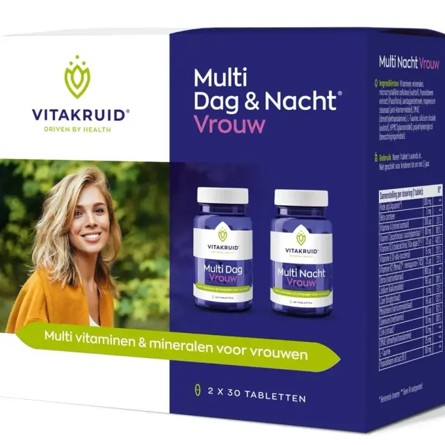 Verpakking voor Vitakruid - Multi Dag & Nacht® Vrouw, met een lachende vrouw naast twee flesjes voor dag- en nachtgebruik, elk met 30 tabletten.