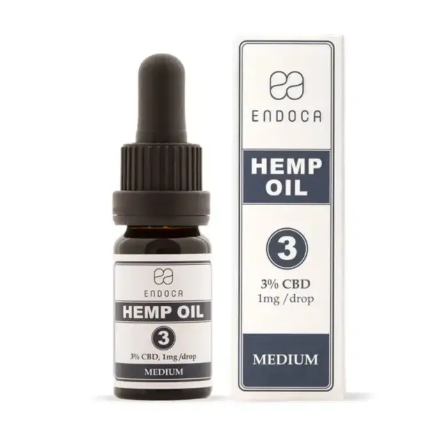 Een klein flesje Endoca - Decarb 3% CBD olie (10ml) - milde smaak met druppelaar, met het label 3% CBD, 1mg/druppel, uitgestald naast de doosverpakking.