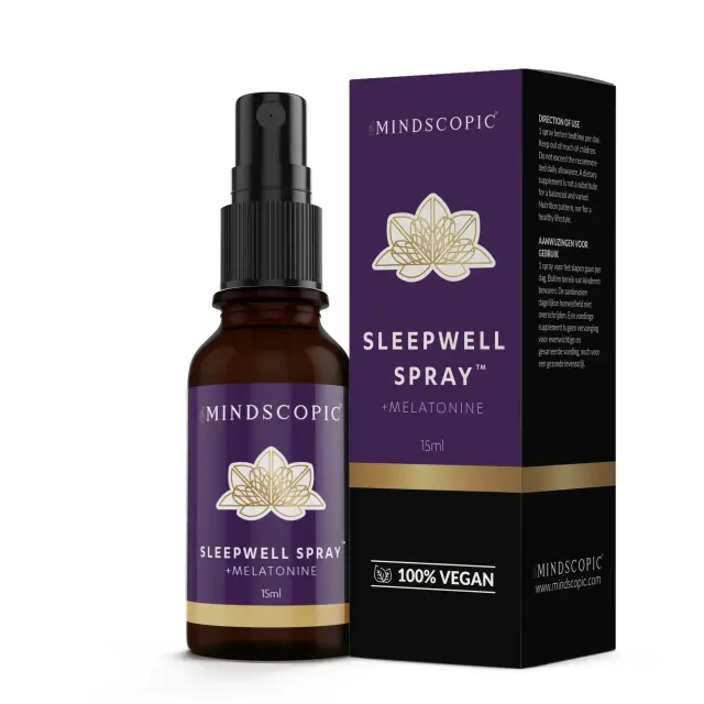 Een 15 ml flesje MindScopic SLEEPWELL SPRAY met melatonine staat naast de doos, beide gelabeld als 100% veganistisch.