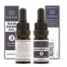 Twee bruine glazen druppelflacons met de tekst "Endoca - Raw 3% CBD Olie - natuurlijke smaak" met op de verpakking op de achtergrond ingrediënten en contactinformatie. miniatuur