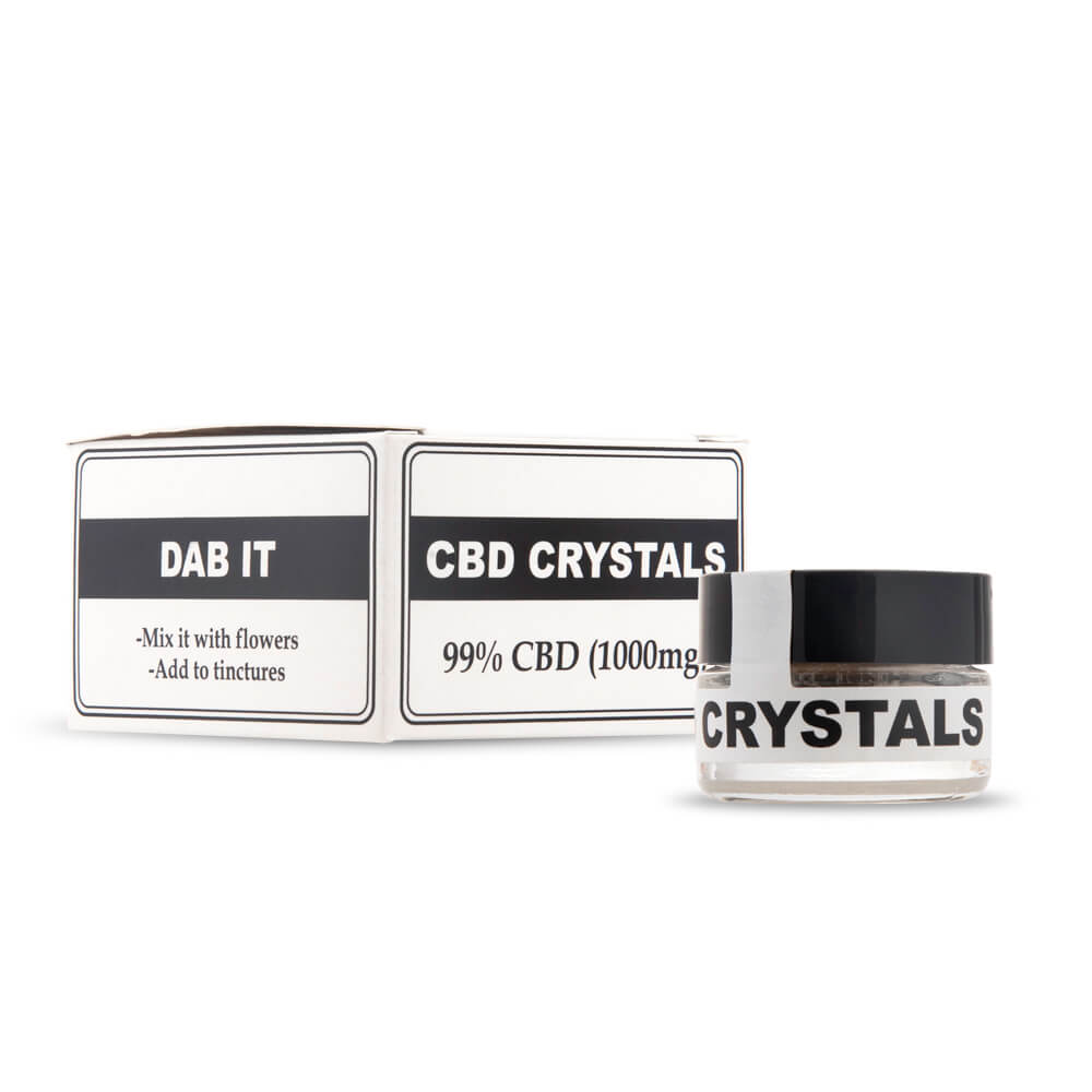 een flesje cbd-kristallen naast een doosje cbd-kristallen.