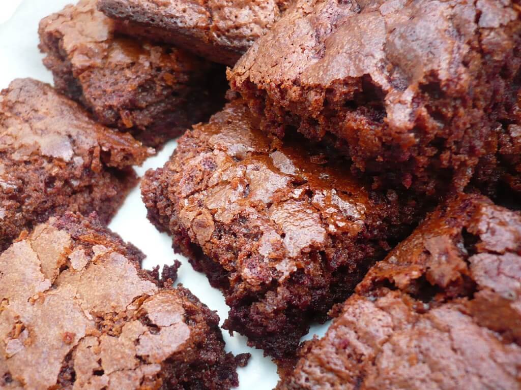 een close-up van een bord brownies.