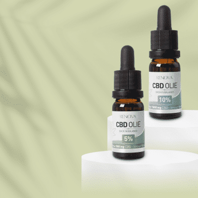 Twee kleine bruine druppelflesjes met het opschrift "CBD OLIE" staan op witte cilindrische plateaus tegen een lichtgroene achtergrond.