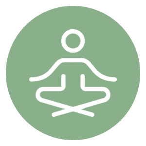 Witte lijntekening van een persoon die met gekruiste benen in een meditatiehouding zit op een groene ronde achtergrond.